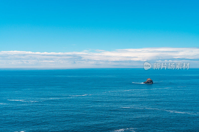 海水和天空。菲尼斯特雷(Finisterre)的海岸景色，圣地亚哥卡米诺河(Camino de Santiago)的尽头;菲尼斯特雷,西班牙